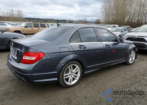 2014 Mercedes-Benz C 250 z USA, uszkodzony, nr VIN WDDGF4HB4ER317962